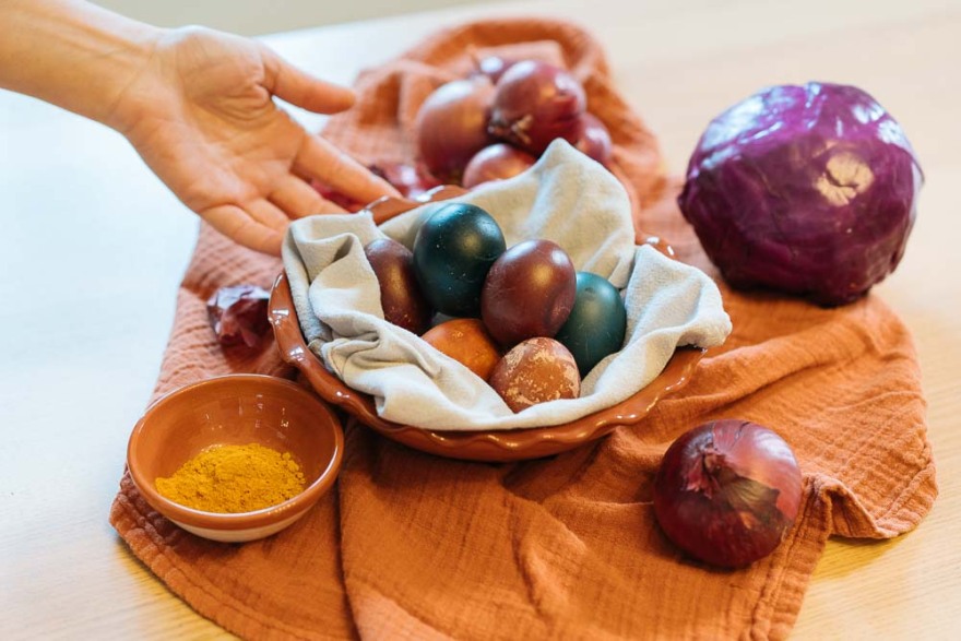 Τα ήθη και τα έθιμα της δυτικής Θεσσαλίας για τη Μ. Πέμπτη: Από το βάψιμο των αυγών με ριζάρι μέχρι τα τάματα και το ξενύχτι στον Επιτάφιο