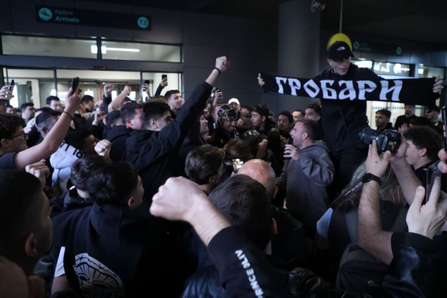 ΠΑΟΚ: Αποθέωση της ομάδας μπάσκετ στο αεροδρόμιο, δείτε βίντεο και φωτογραφίες