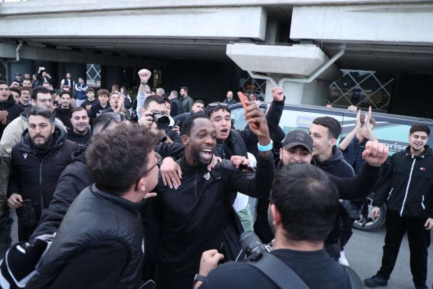 ΠΑΟΚ: Αποθέωση της ομάδας μπάσκετ στο αεροδρόμιο, δείτε βίντεο και φωτογραφίες