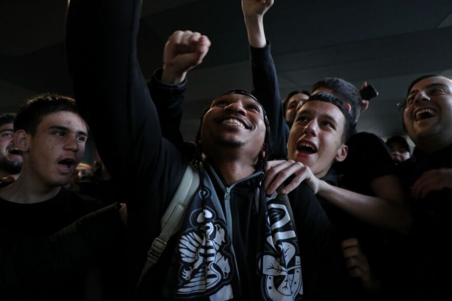 ΠΑΟΚ: Αποθέωση της ομάδας μπάσκετ στο αεροδρόμιο, δείτε βίντεο και φωτογραφίες