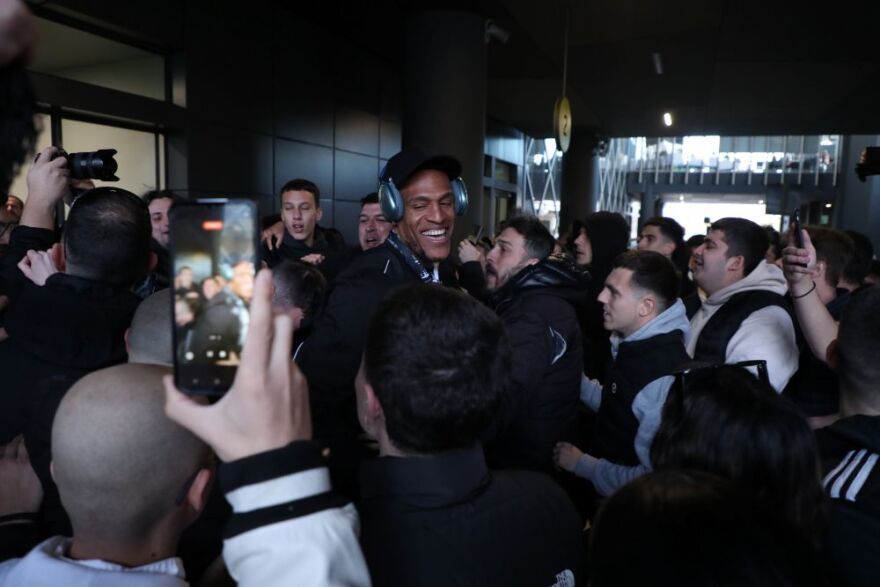 ΠΑΟΚ: Αποθέωση της ομάδας μπάσκετ στο αεροδρόμιο, δείτε βίντεο και φωτογραφίες