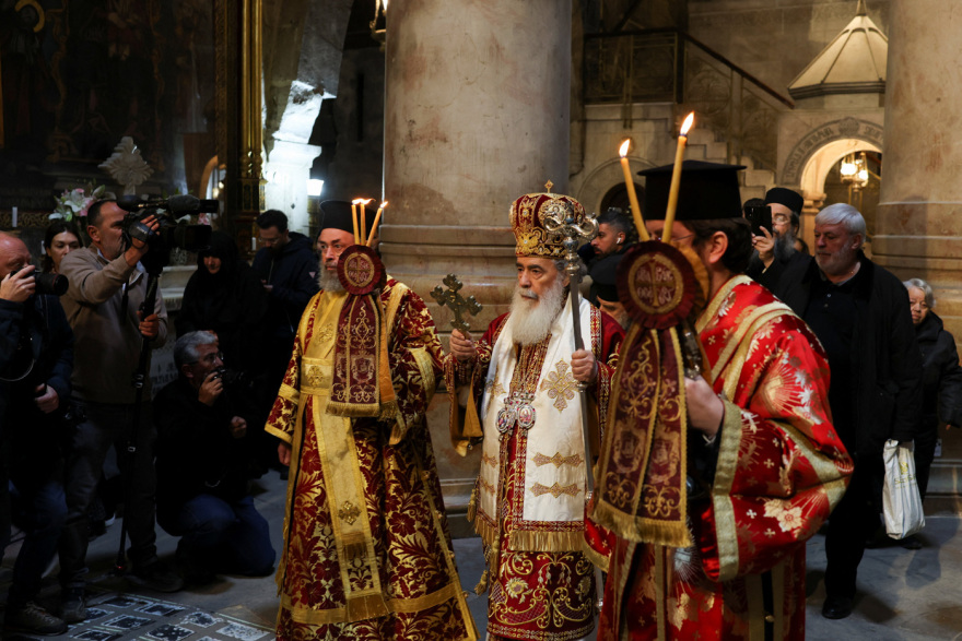 Δάκρυα χαράς στους Άγιους Τόπους, που άνοιξαν και πάλι για τους πιστούς έπειτα από 41 ημέρες πολέμου
