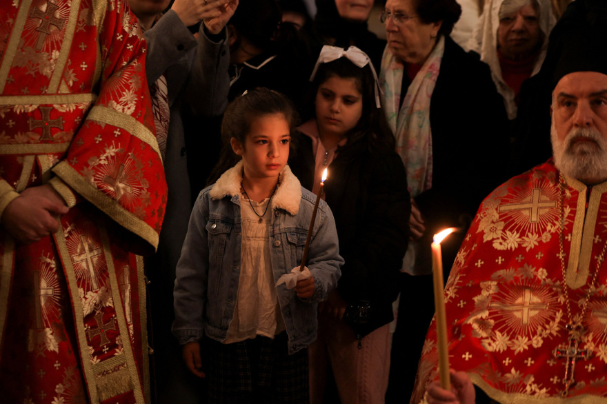 Δάκρυα χαράς στους Άγιους Τόπους, που άνοιξαν και πάλι για τους πιστούς έπειτα από 41 ημέρες πολέμου

