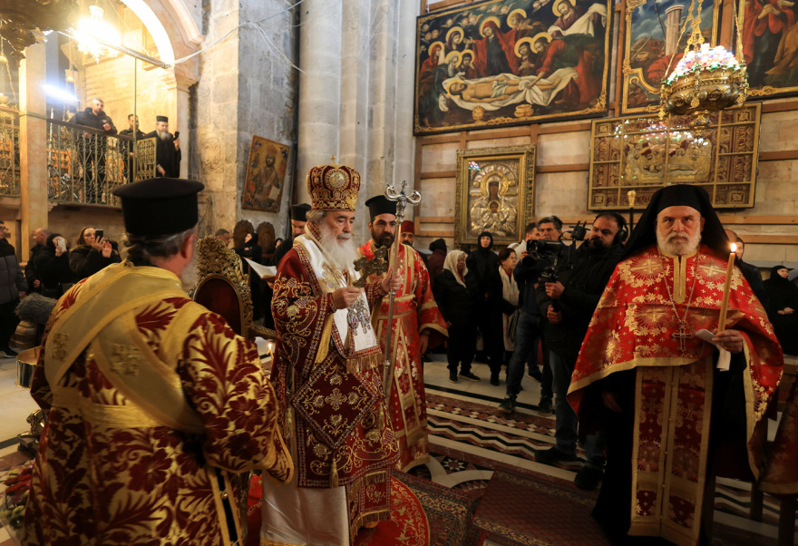 Δάκρυα χαράς στους Άγιους Τόπους, που άνοιξαν και πάλι για τους πιστούς έπειτα από 41 ημέρες πολέμου

