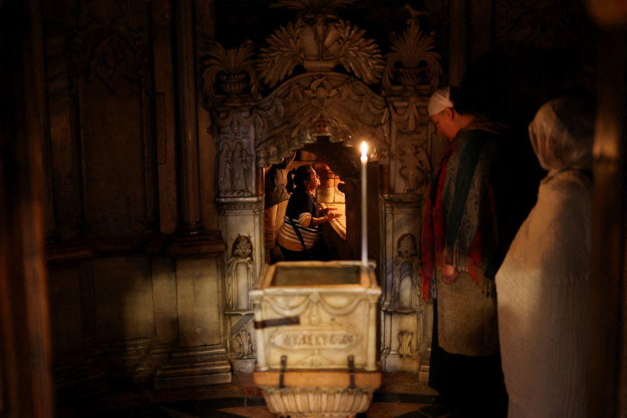 Δάκρυα χαράς στους Άγιους Τόπους, που άνοιξαν και πάλι για τους πιστούς έπειτα από 41 ημέρες πολέμου
