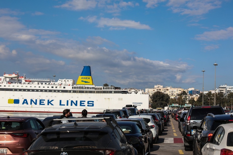 Εγκαταλείπουν το κλεινόν άστυ οι εκδρομείς του Πάσχα: Κίνηση σε εθνικές οδούς, λιμάνια και ΚΤΕΛ