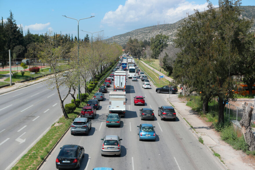 Live η κίνηση στους δρόμους: 45λεπτες καθυστερήσεις στην Αττική Οδό, κίνηση σε Κηφισό,  Αθηνών - Κορίνθου και Πειραιά