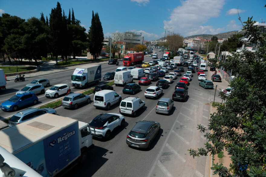 Live η κίνηση στους δρόμους: 45λεπτες καθυστερήσεις στην Αττική Οδό, κίνηση σε Κηφισό,  Αθηνών - Κορίνθου και Πειραιά