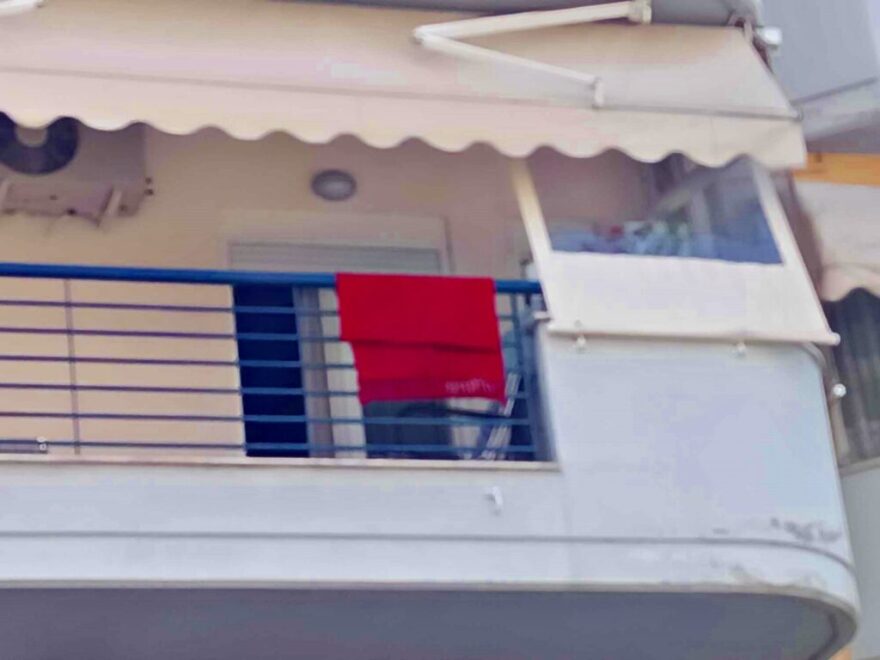 Γιατί κρεμούν κόκκινα πανιά στα μπαλκόνια της Θεσσαλονίκης σήμερα Μεγάλη Πέμπτη

