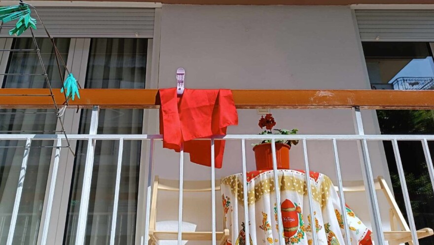 Γιατί κρεμούν κόκκινα πανιά στα μπαλκόνια της Θεσσαλονίκης σήμερα Μεγάλη Πέμπτη
