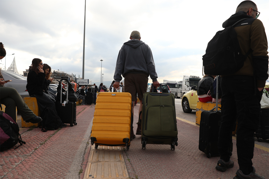 Live η κίνηση στους δρόμους: 45λεπτες καθυστερήσεις στην Αττική Οδό, κίνηση σε Κηφισό,  Αθηνών - Κορίνθου και Πειραιά