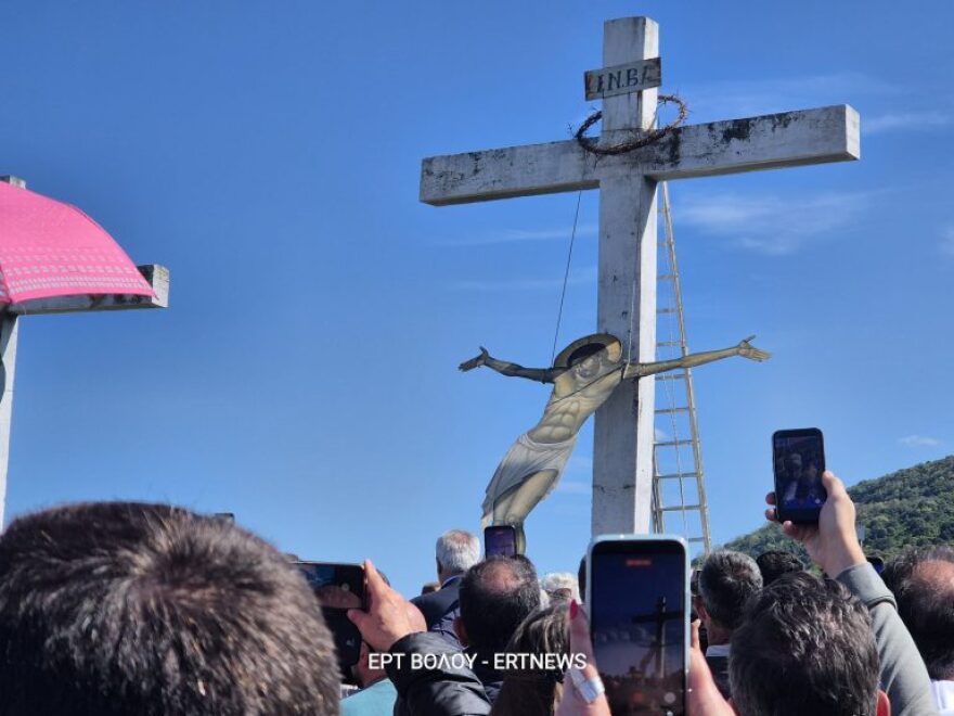Πλήθος πιστών στην Ακολουθία της Αποκαθήλωσης στον λόφο Γολγοθά της Κάτω Ξενιάς στη Μαγνησία