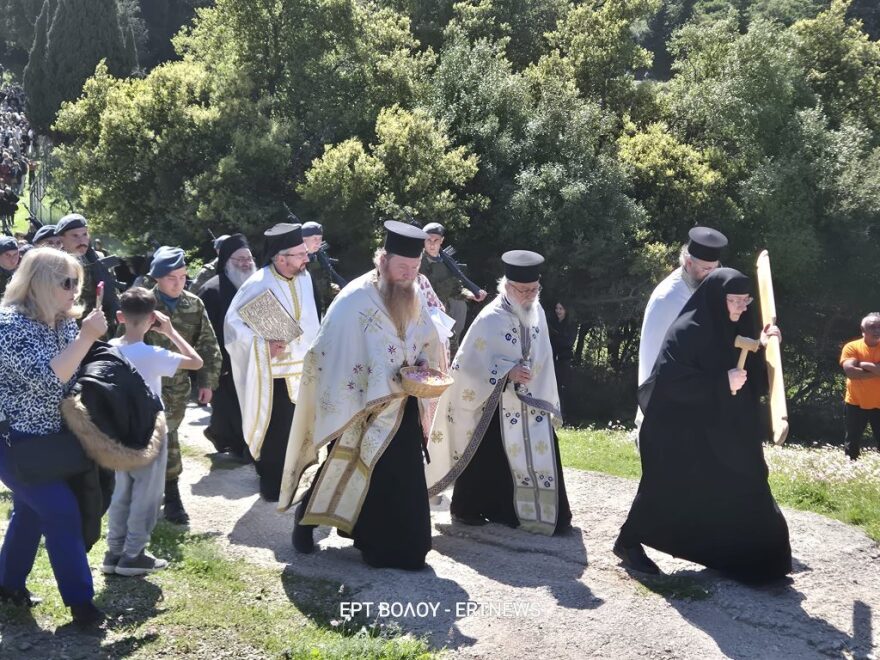 Πλήθος πιστών στην Ακολουθία της Αποκαθήλωσης στον λόφο Γολγοθά της Κάτω Ξενιάς στη Μαγνησία
