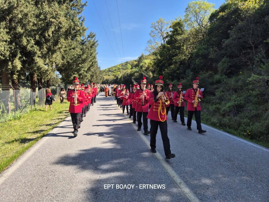 Πλήθος πιστών στην Ακολουθία της Αποκαθήλωσης στον λόφο Γολγοθά της Κάτω Ξενιάς στη Μαγνησία