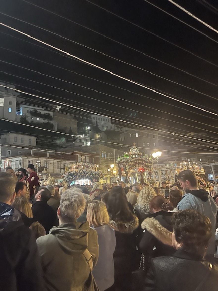 Με ευλάβεια η περιφορά των Επιταφίων στην Ύδρα, συναντήθηκαν στο λιμάνι του νησιού