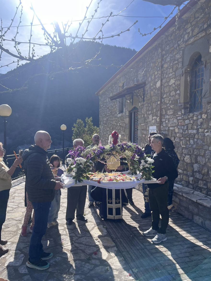 Ο πιο λιτός επιτάφιος ζωντάνεψε στον Πρόδρομο Ευρυτανίας μετά από 60 χρόνια, κατανυκτική ατμόσφαιρα στο χωριό