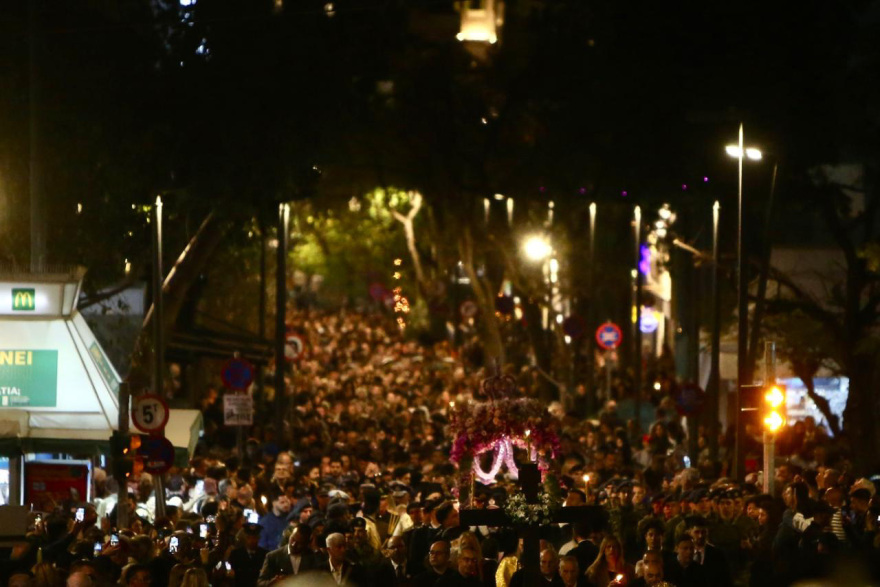 Πλήθος πιστών στην περιφορά του Επιταφίου της Μητρόπολης Αθηνών στο κέντρο της πόλης, δείτε βίντεο και φωτογραφίες