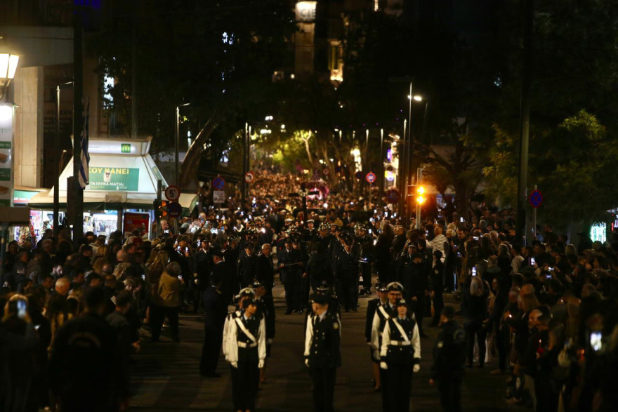 Πλήθος πιστών στην περιφορά του Επιταφίου της Μητρόπολης Αθηνών στο κέντρο της πόλης, δείτε βίντεο και φωτογραφίες