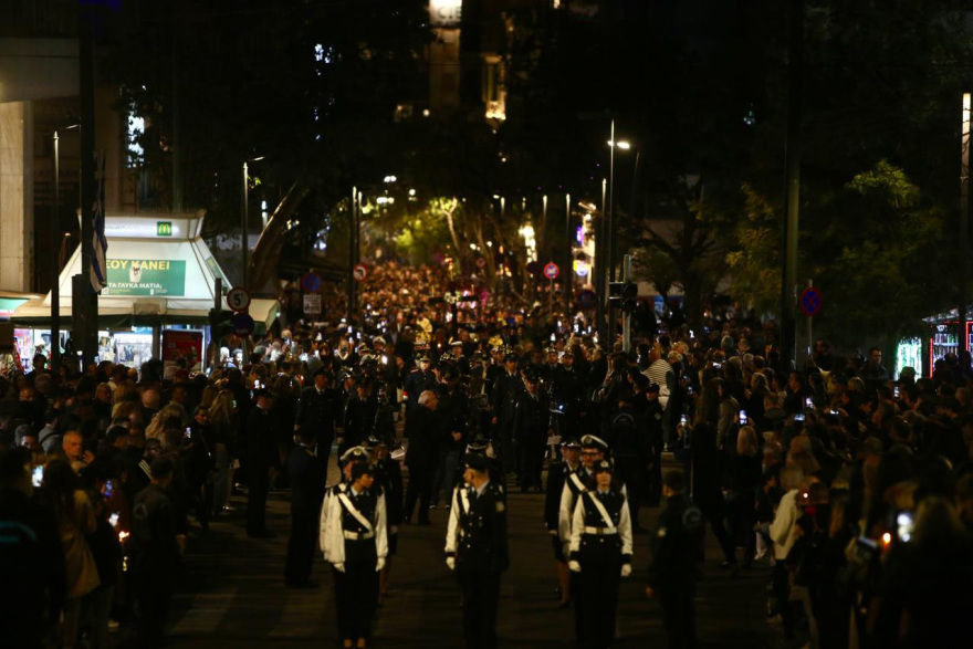 Πλήθος πιστών στην περιφορά του Επιταφίου της Μητρόπολης Αθηνών στο κέντρο της πόλης, δείτε βίντεο και φωτογραφίες
