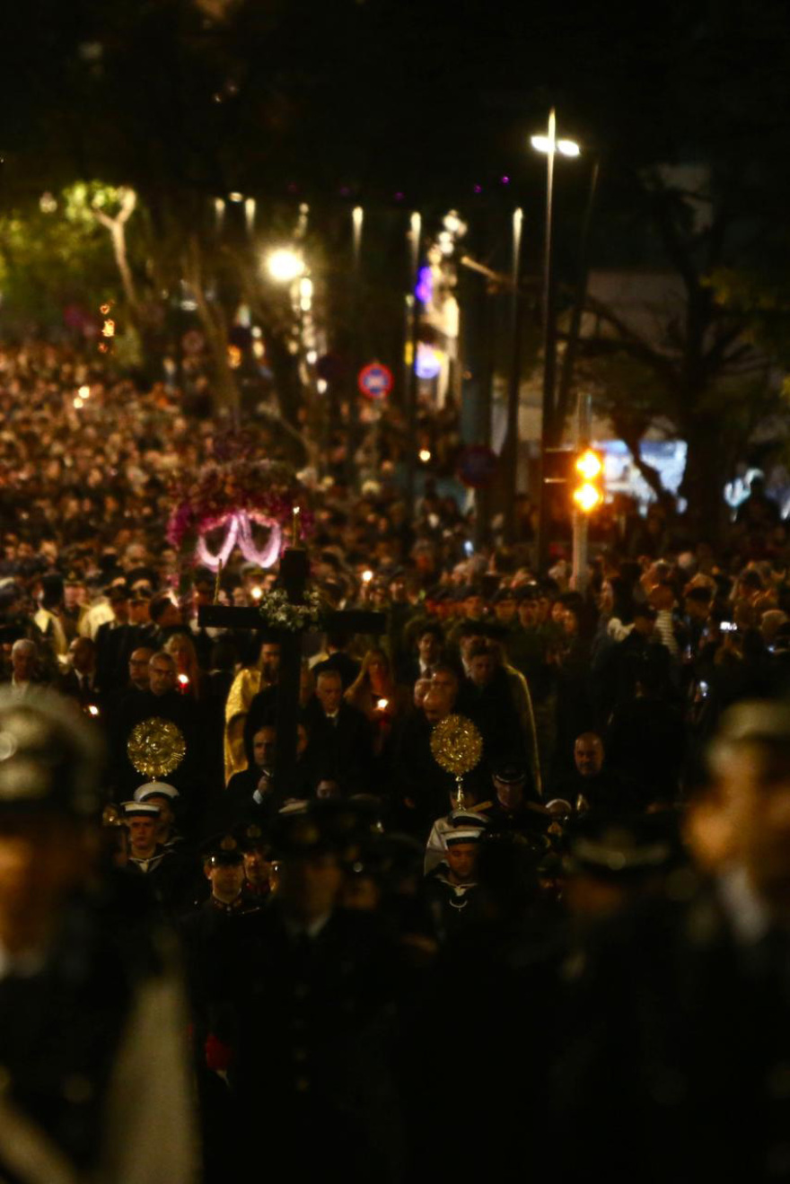 Πλήθος πιστών στην περιφορά του Επιταφίου της Μητρόπολης Αθηνών στο κέντρο της πόλης, δείτε βίντεο και φωτογραφίες