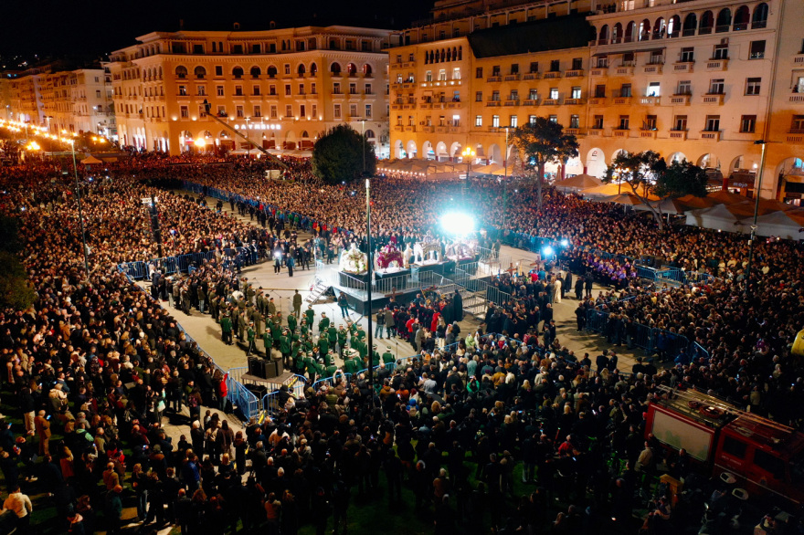 Σκηνικό κατάνυξης στη Θεσσαλονίκη με τους πέντε Επιταφίους να συναντιούνται στην πλατεία Αριστοτέλους