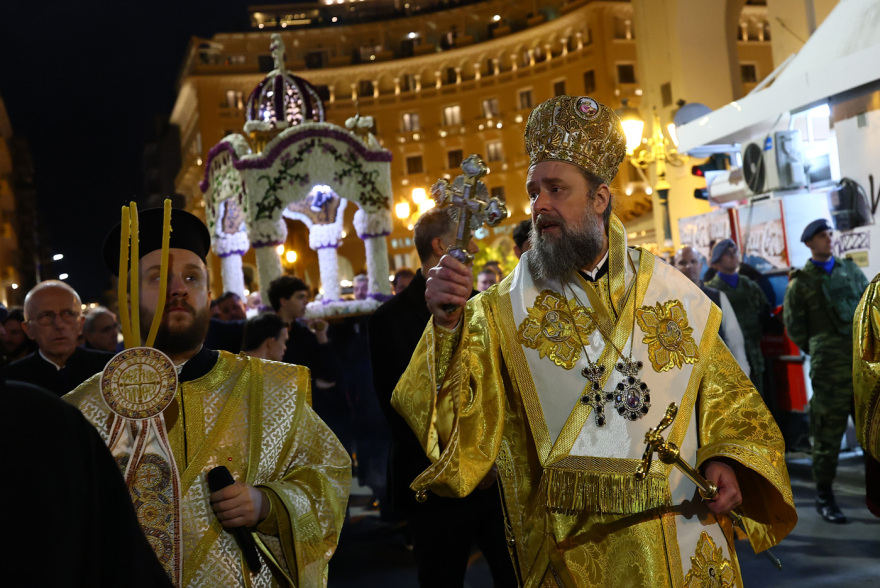 Σκηνικό κατάνυξης στη Θεσσαλονίκη με τους πέντε Επιταφίους να συναντιούνται στην πλατεία Αριστοτέλους