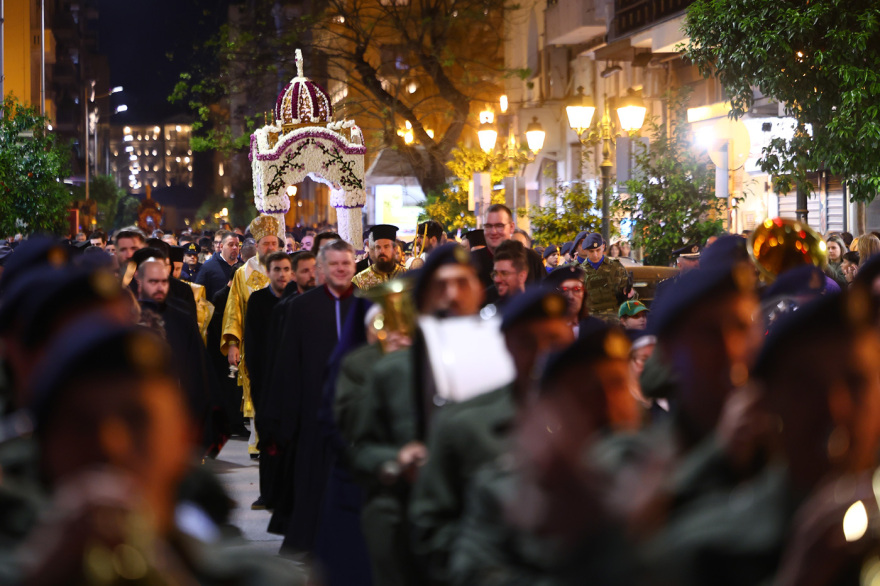 Σκηνικό κατάνυξης στη Θεσσαλονίκη με τους πέντε Επιταφίους να συναντιούνται στην πλατεία Αριστοτέλους