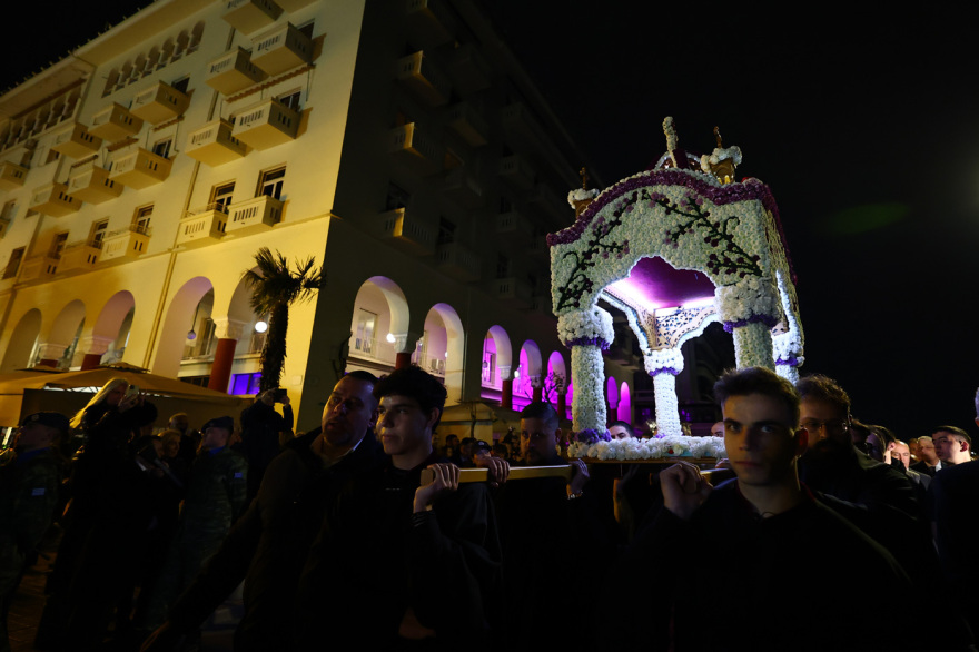 Σκηνικό κατάνυξης στη Θεσσαλονίκη με τους πέντε Επιταφίους να συναντιούνται στην πλατεία Αριστοτέλους