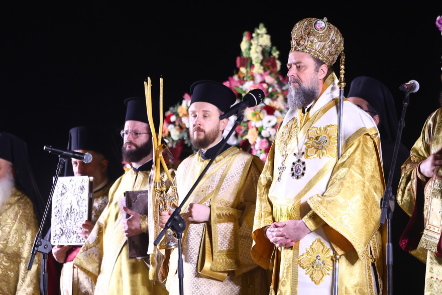 Σκηνικό κατάνυξης στη Θεσσαλονίκη με τους πέντε Επιταφίους να συναντιούνται στην πλατεία Αριστοτέλους