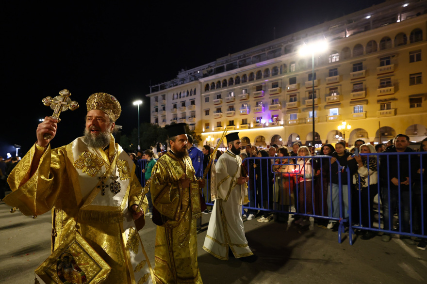 Σκηνικό κατάνυξης στη Θεσσαλονίκη με τους πέντε Επιταφίους να συναντιούνται στην πλατεία Αριστοτέλους