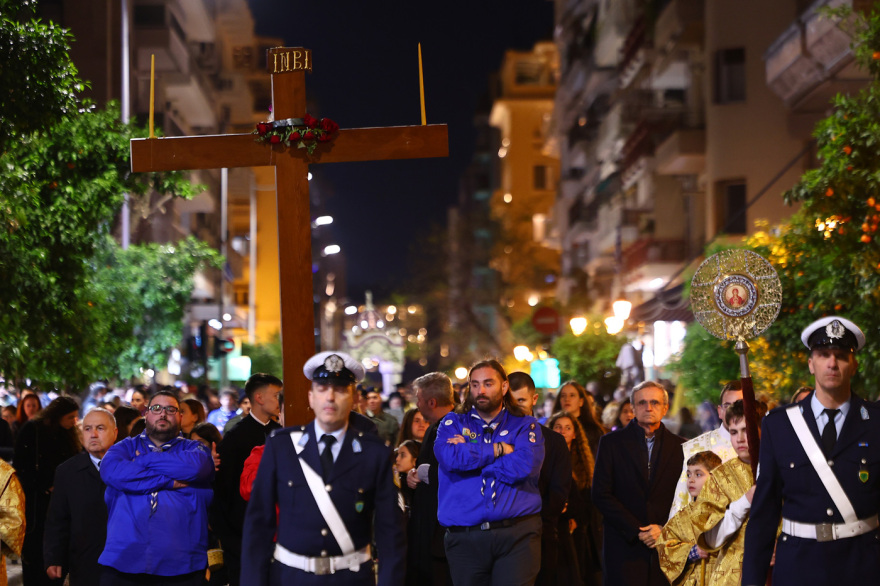 Σκηνικό κατάνυξης στη Θεσσαλονίκη με τους πέντε Επιταφίους να συναντιούνται στην πλατεία Αριστοτέλους