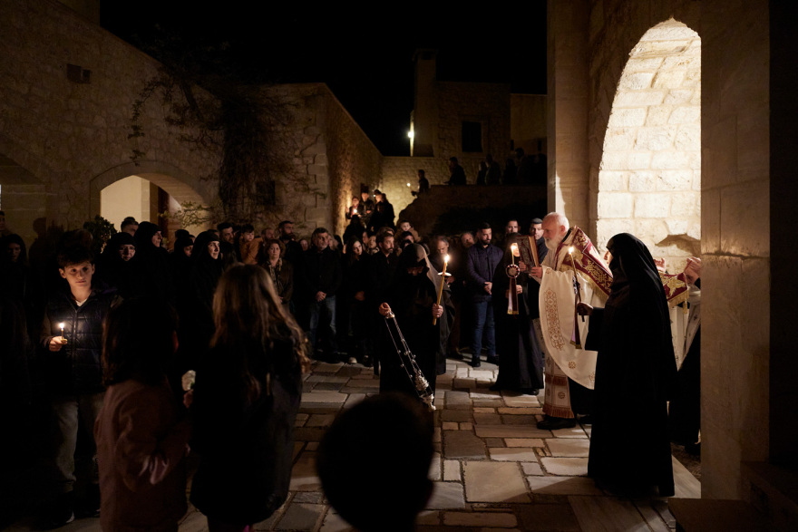 Ο Κυριάκος Μητσοτάκης και η σύζυγός του στην Ακολουθία και την περιφορά του Επιταφίου στα Χανιά, δείτε φωτογραφίες