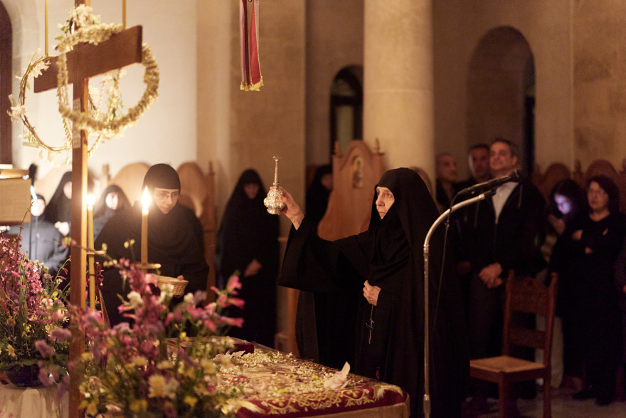 Ο Κυριάκος Μητσοτάκης και η σύζυγός του στην Ακολουθία και την περιφορά του Επιταφίου στα Χανιά, δείτε φωτογραφίες