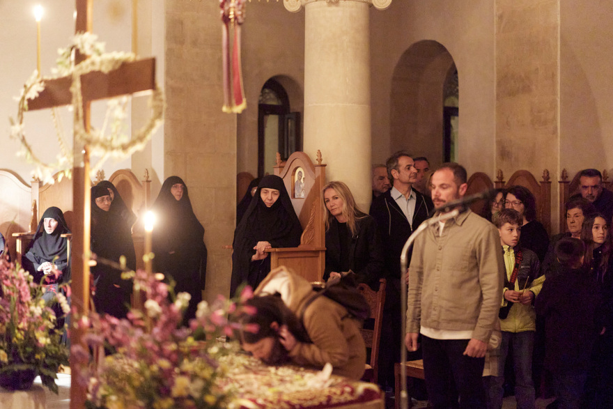 Ο Κυριάκος Μητσοτάκης και η σύζυγός του στην Ακολουθία και την περιφορά του Επιταφίου στα Χανιά, δείτε φωτογραφίες