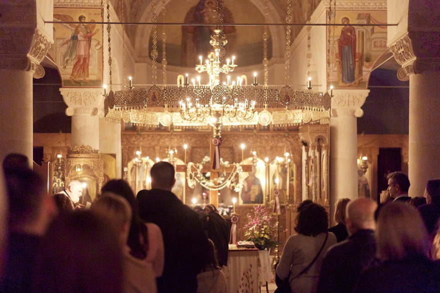 Ο Κυριάκος Μητσοτάκης και η σύζυγός του στην Ακολουθία και την περιφορά του Επιταφίου στα Χανιά, δείτε φωτογραφίες