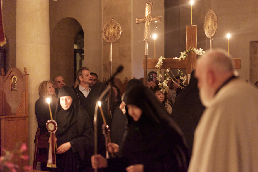 Ο Κυριάκος Μητσοτάκης και η σύζυγός του στην Ακολουθία και την περιφορά του Επιταφίου στα Χανιά, δείτε φωτογραφίες