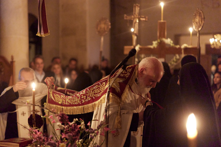 Ο Κυριάκος Μητσοτάκης και η σύζυγός του στην Ακολουθία και την περιφορά του Επιταφίου στα Χανιά, δείτε φωτογραφίες