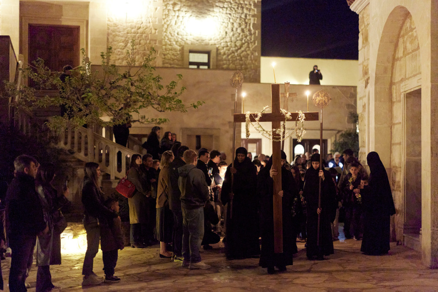 Ο Κυριάκος Μητσοτάκης και η σύζυγός του στην Ακολουθία και την περιφορά του Επιταφίου στα Χανιά, δείτε φωτογραφίες