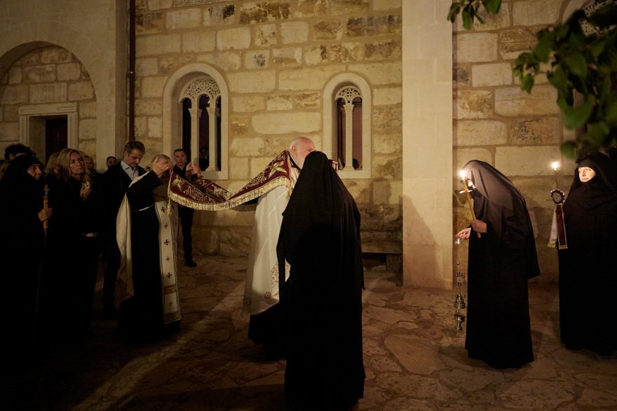 Ο Κυριάκος Μητσοτάκης και η σύζυγός του στην Ακολουθία και την περιφορά του Επιταφίου στα Χανιά, δείτε φωτογραφίες
