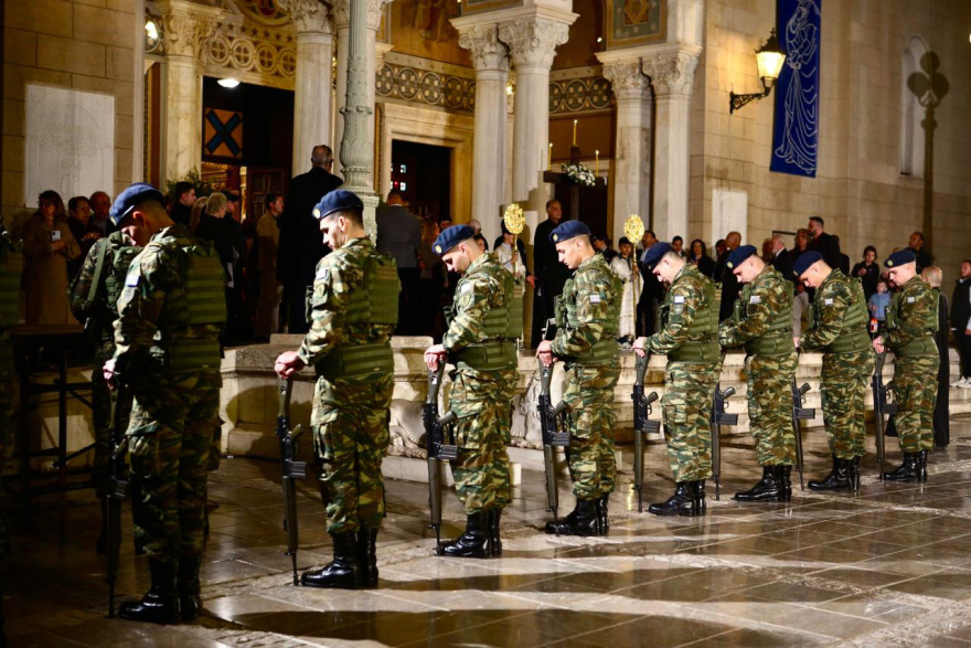 Πλήθος πιστών στην περιφορά του Επιταφίου της Μητρόπολης Αθηνών στο κέντρο της πόλης, δείτε βίντεο και φωτογραφίες