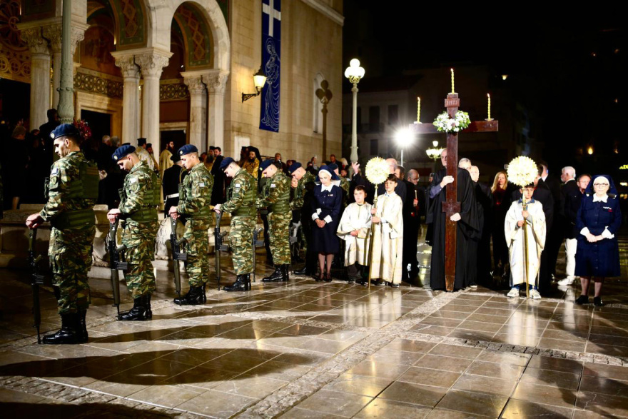Πλήθος πιστών στην περιφορά του Επιταφίου της Μητρόπολης Αθηνών στο κέντρο της πόλης, δείτε βίντεο και φωτογραφίες