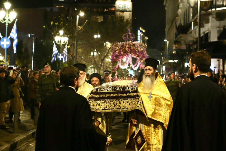 Πλήθος πιστών στην περιφορά του Επιταφίου της Μητρόπολης Αθηνών στο κέντρο της πόλης, δείτε βίντεο και φωτογραφίες