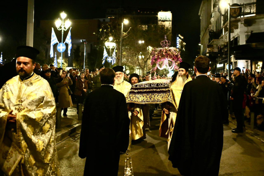 Πλήθος πιστών στην περιφορά του Επιταφίου της Μητρόπολης Αθηνών στο κέντρο της πόλης, δείτε βίντεο και φωτογραφίες
