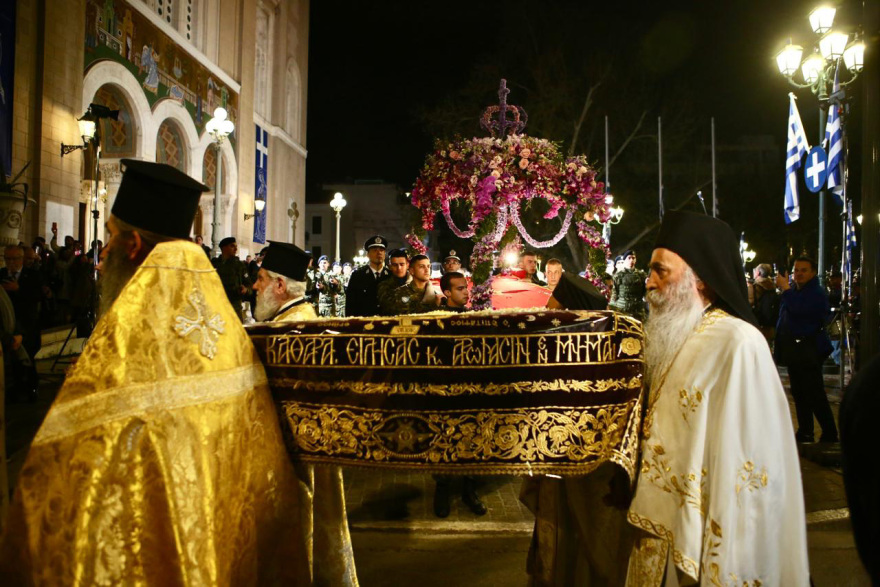 Πλήθος πιστών στην περιφορά του Επιταφίου της Μητρόπολης Αθηνών στο κέντρο της πόλης, δείτε βίντεο και φωτογραφίες