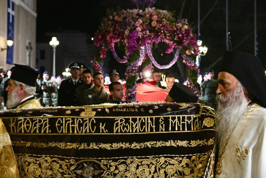 Πλήθος πιστών στην περιφορά του Επιταφίου της Μητρόπολης Αθηνών στο κέντρο της πόλης, δείτε βίντεο και φωτογραφίες