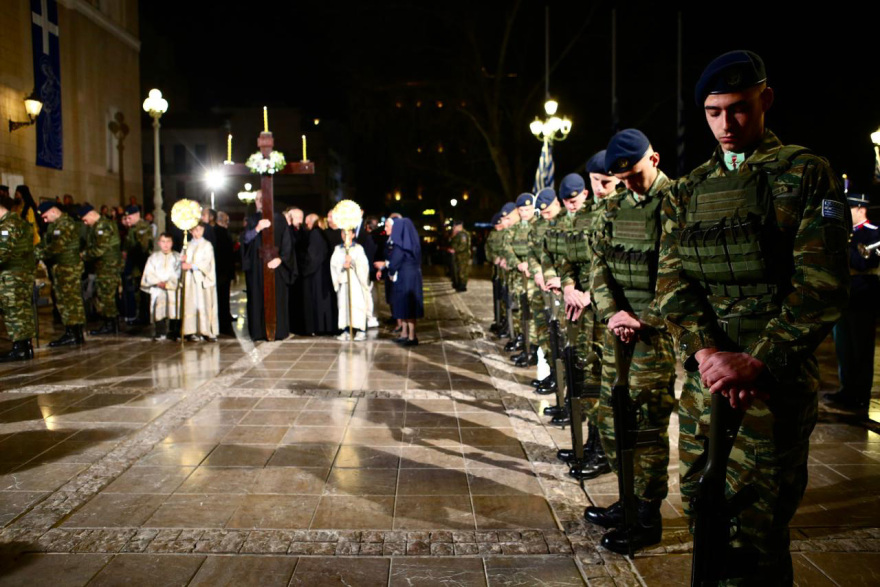 Πλήθος πιστών στην περιφορά του Επιταφίου της Μητρόπολης Αθηνών στο κέντρο της πόλης, δείτε βίντεο και φωτογραφίες