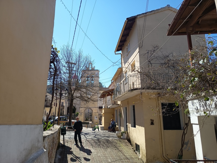 Πάσχα στην Ελλάδα: Τα έθιμα που κρατούν ζωντανή την παράδοση από τη Ναύπακτο έως την Κέρκυρα 