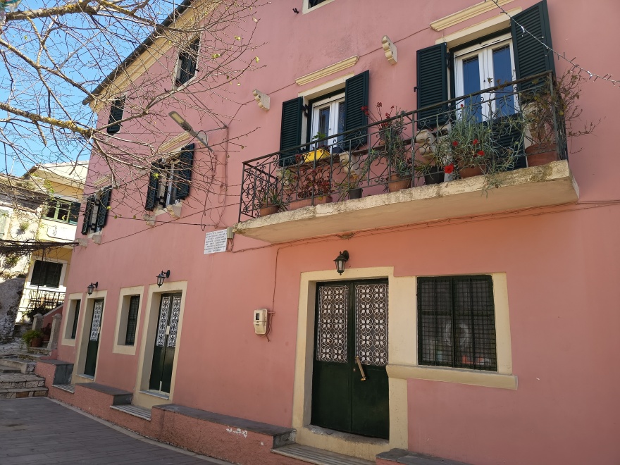 Πάσχα στην Ελλάδα: Τα έθιμα που κρατούν ζωντανή την παράδοση από τη Ναύπακτο έως την Κέρκυρα 