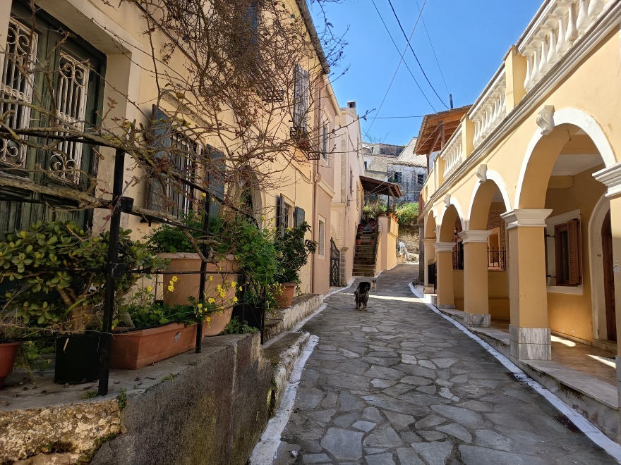 Πάσχα στην Ελλάδα: Τα έθιμα που κρατούν ζωντανή την παράδοση από τη Ναύπακτο έως την Κέρκυρα 