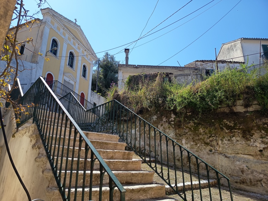 Πάσχα στην Ελλάδα: Τα έθιμα που κρατούν ζωντανή την παράδοση από τη Ναύπακτο έως την Κέρκυρα 